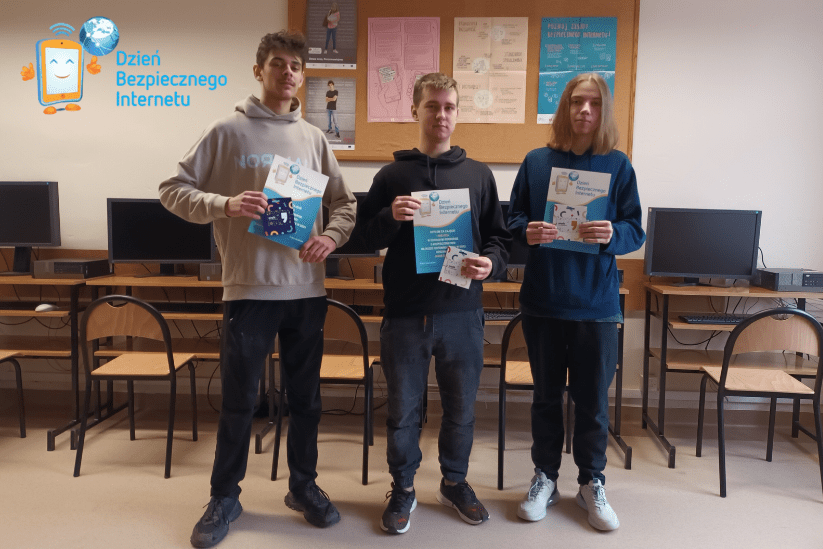 Zwycięzcy szkolnego konkursu "E-bezpieczeństwo: młodzież odpowiedzialna w sieci": Sanisław Gniedziejko, Jakub Ślepski i Oliwier Piórkowski